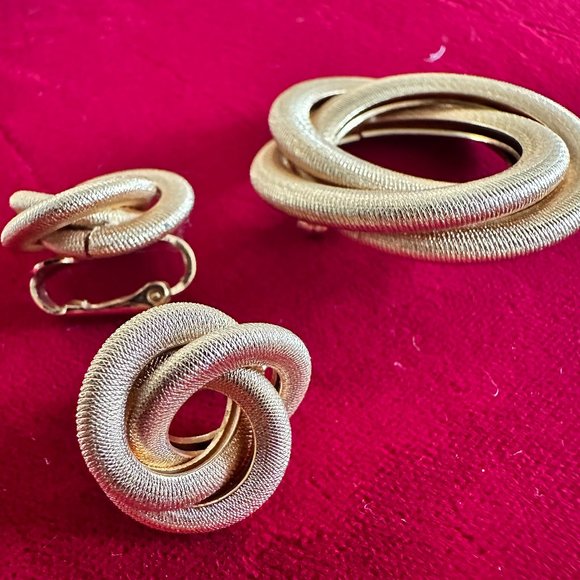 Vintage Sarah Coventry Gold Tone Twisted Circle Brooch And Earring Jewelry Set. - Picture 3 of 8